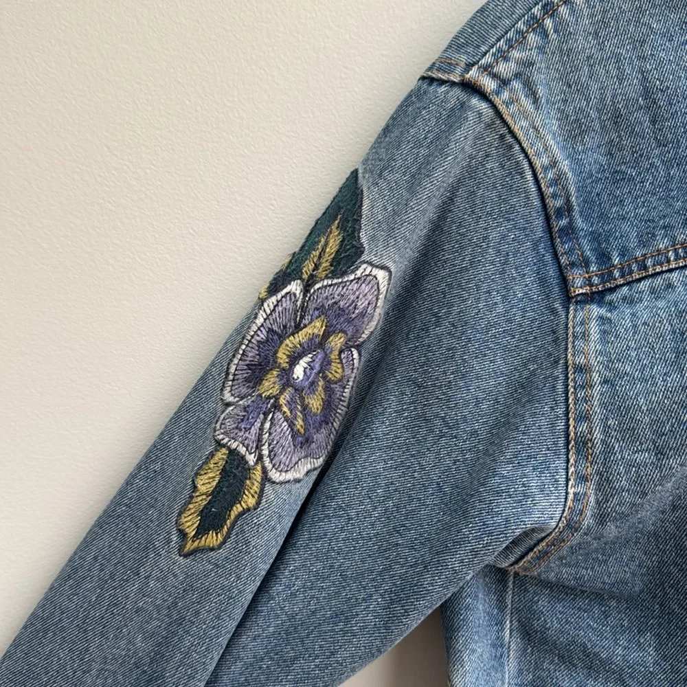 Embroidered floral denim jean jacket. Magnolia South Lizard Thicket. Size small. - Picture 11 of 11